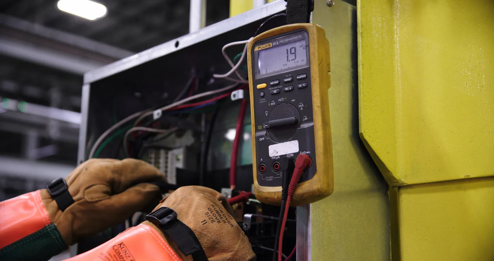Measuring voltage with a multimeter on a distribution board